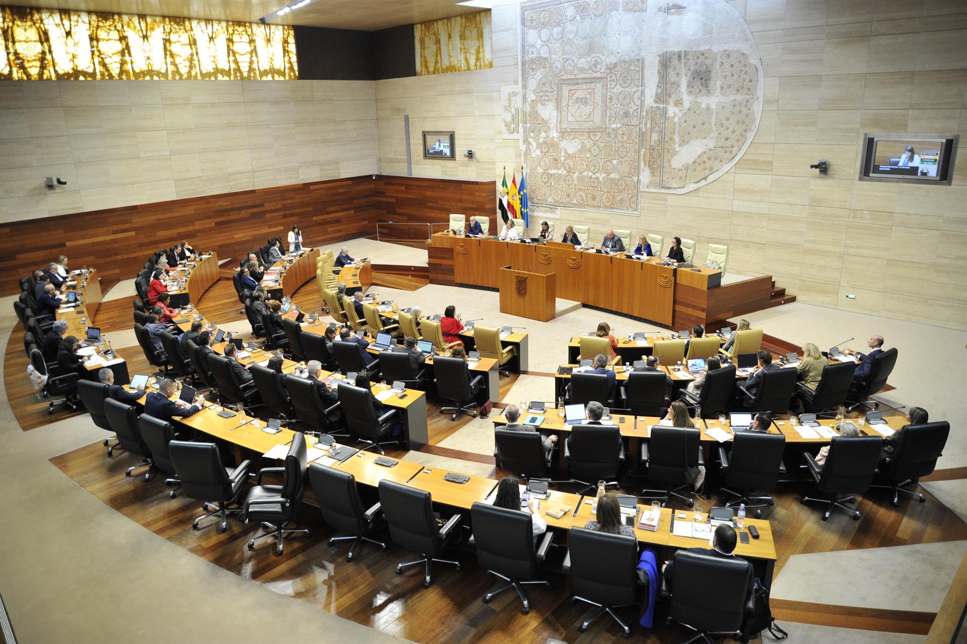 El DOE publica el decreto por el que se convoca la sesión constitutiva de la Asamblea de Extremadura para el 20 de enero El DOE publica el decreto por el que se convoca la sesión constitutiva de la Asamblea de Extremadura para el 20 de enero