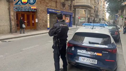 Agente de la Policía Nacional en una céntrica calle de Elche. Agente de la Policía Nacional en una céntrica calle de Elche.