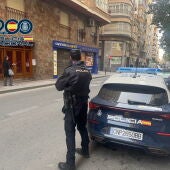 Agente de la Policía Nacional en una céntrica calle de Elche.