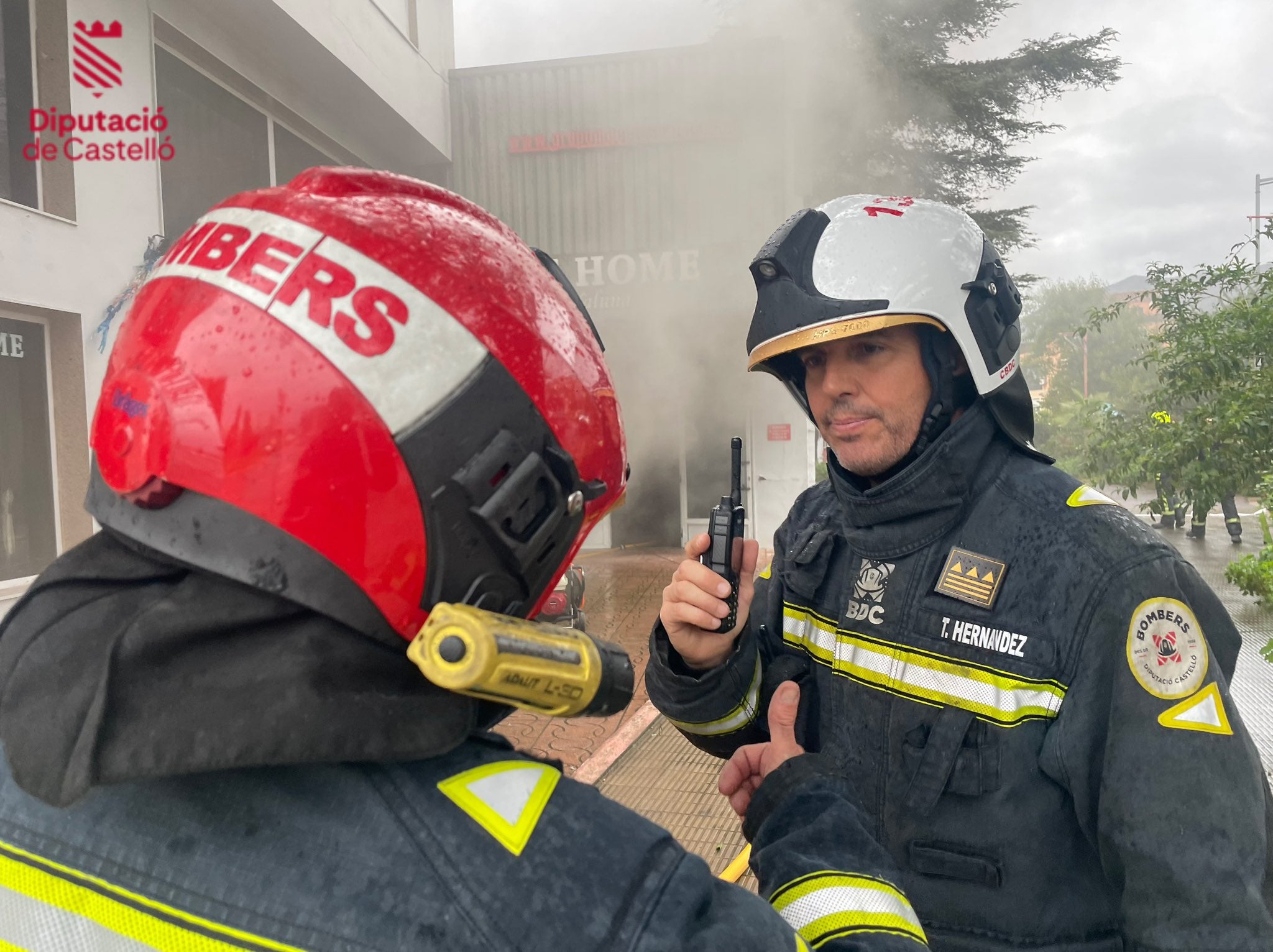 Los bomberos trabajan para controlar un incendio en una empresa de muebles en La Vall d'Uixò Los bomberos trabajan para controlar un incendio en una empresa de muebles en La Vall d'Uixò