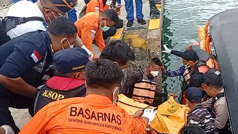 Fotografía cedida este lunes por el Equipo de Búsqueda y Rescate de Indonesia (SAR) donde se observa a sus integrantes recuperando el cuerpo de una de las victimas de un naufragio en Labuan Bajo (Indonesia). Fotografía cedida este lunes por el Equipo de Búsqueda y Rescate de Indonesia (SAR) donde se observa a sus integrantes recuperando el cuerpo de una de las victimas de un naufragio en Labuan Bajo (Indonesia).