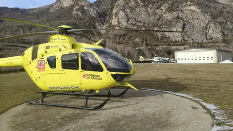 Helicóptero del 112 en la helisuperficie de Panticosa Helicóptero del 112 en la helisuperficie de Panticosa