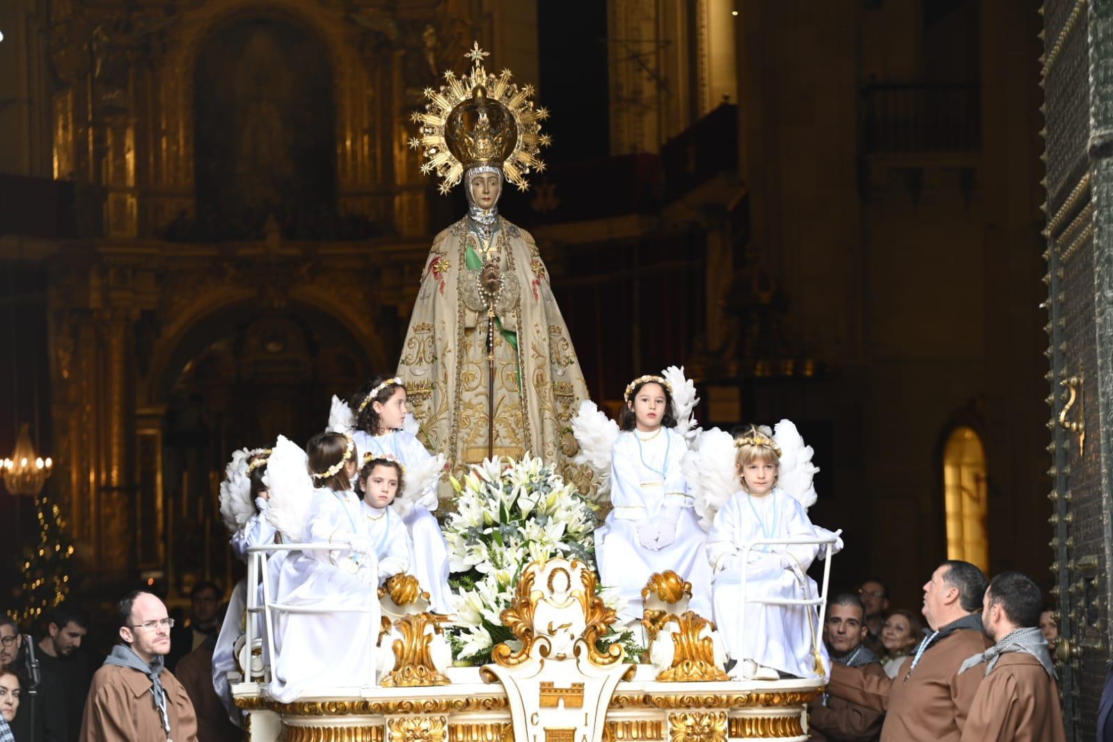 Elche vive un año más con devoción la procesión de la Virgen en sus fiestas de la Venida Elche vive un año más con devoción la procesión de la Virgen en sus fiestas de la Venida