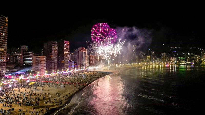 Benidorm dice adiós a 2025 con música, pantallas gigantes y fuegos artificiales Benidorm dice adiós a 2025 con música, pantallas gigantes y fuegos artificiales