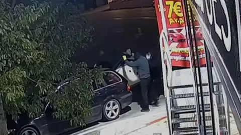 Encapuchados roban la caja fuerte con dinero y papeletas del sorteo del 'Camión de los Regalos' en Monesterio Encapuchados roban la caja fuerte con dinero y papeletas del sorteo del 'Camión de los Regalos' en Monesterio