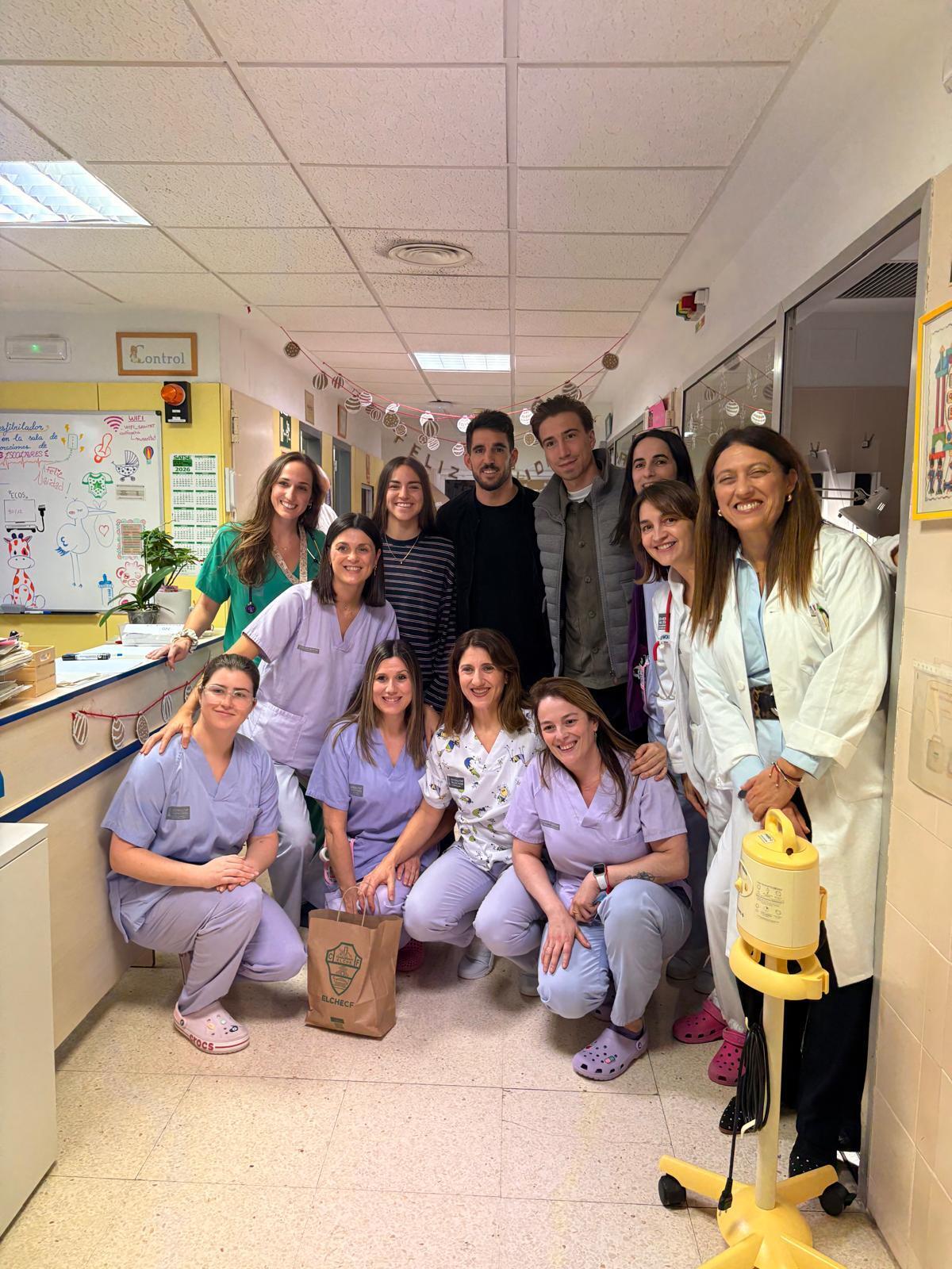 La plantilla del Elche visita a los niños del Hospital General La plantilla del Elche visita a los niños del Hospital General