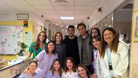 La plantilla del Elche visita a los niños del Hospital General La plantilla del Elche visita a los niños del Hospital General