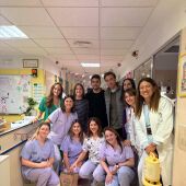La plantilla del Elche visita a los niños del Hospital General