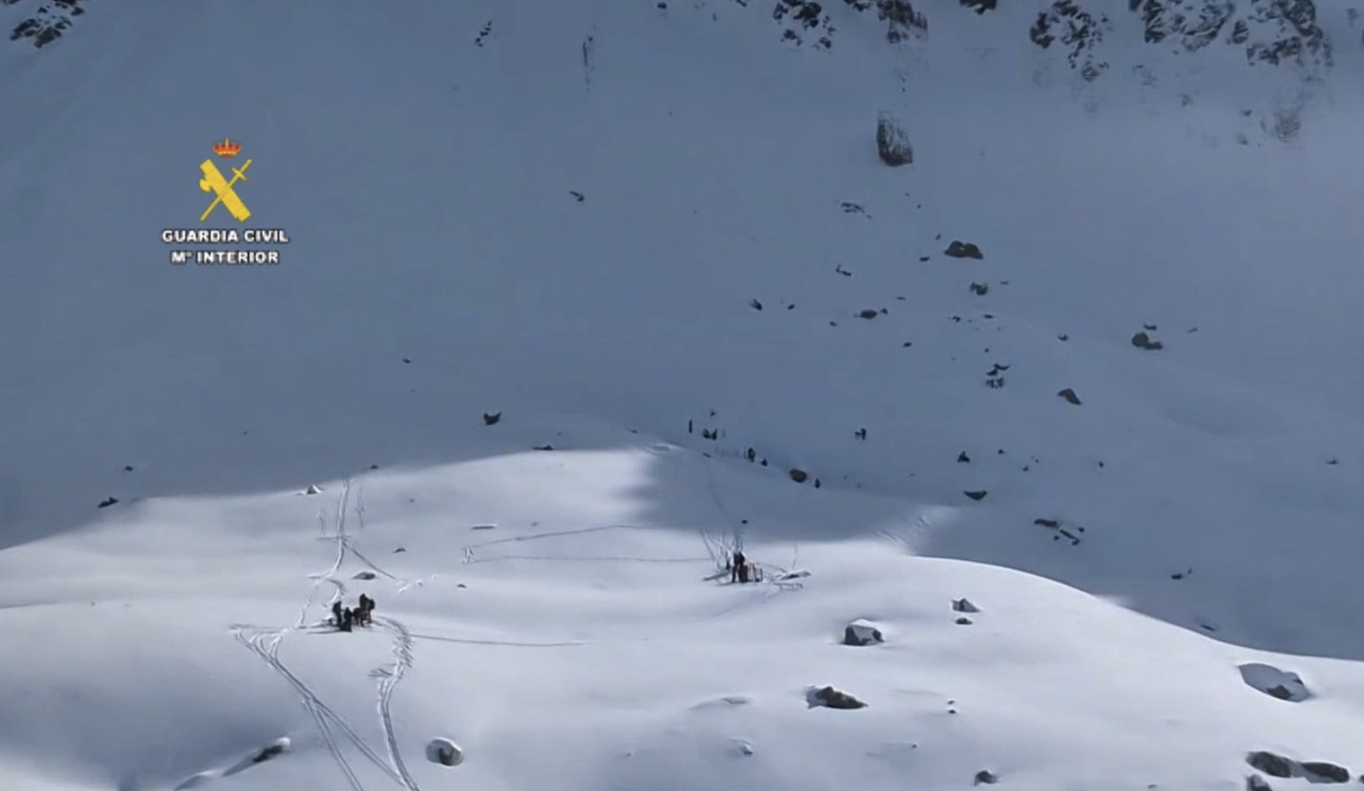 Los expertos recomiendan evitar laderas similares a la del Pico Tablato donde ayer se produjo la avalancha Los expertos recomiendan evitar laderas similares a la del Pico Tablato donde ayer se produjo la avalancha