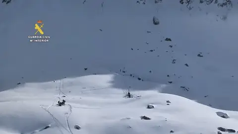 Aficionados a la montaña muestran su pesar por los tres fallecidos en el alud de Panticosa Aficionados a la montaña muestran su pesar por los tres fallecidos en el alud de Panticosa