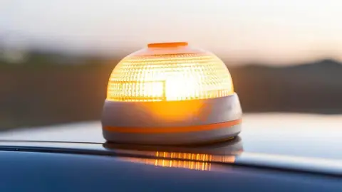 El tiempo que pueden durar las pilas de las balizas V16 de la DGT: qué pasa si se apagan en plena emergencia El tiempo que pueden durar las pilas de las balizas V16 de la DGT: qué pasa si se apagan en plena emergencia/ Europa press