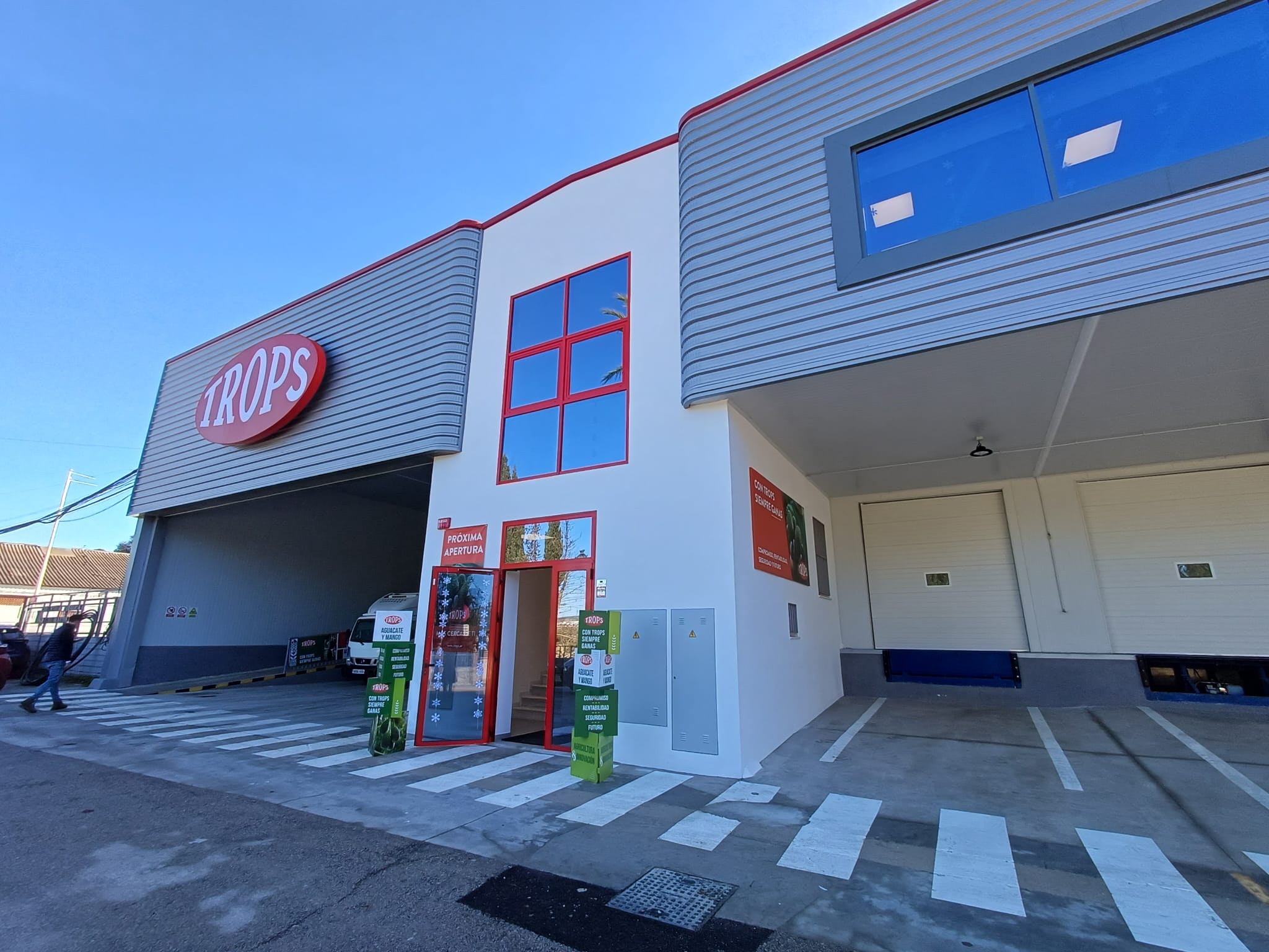 La Empresa, con Trops La Empresa, con Trops