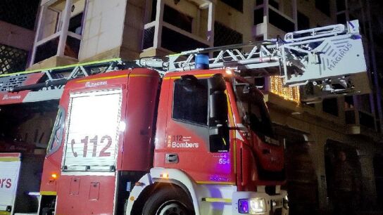 Veh&iacute;culo de bomberos en el lugar del incendio en Crevillent.