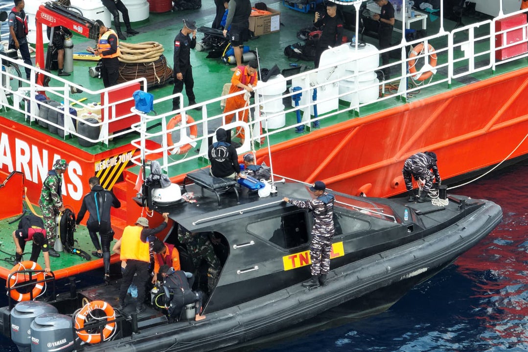 Nuevos detalles del naufragio en Indonesia que afectó a una familia española: el barco fue golpeado por tres grandes olas "impredecibles" Nuevos detalles del naufragio en Indonesia que afectó a una familia española: el barco fue golpeado por tres grandes olas "impredecibles"