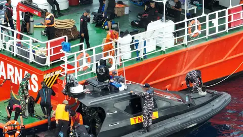 Nuevos detalles del naufragio en Indonesia que afectó a una familia española: el barco fue golpeado por tres grandes olas "impredecibles" Nuevos detalles del naufragio en Indonesia que afectó a una familia española: el barco fue golpeado por tres grandes olas "impredecibles"