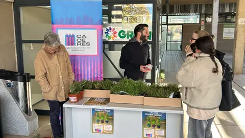 Cáceres 2031 reparte más de 1.100 plantas para reforzar la biodiversidad urbana de la ciudad Cáceres 2031 reparte más de 1.100 plantas para reforzar la biodiversidad urbana de la ciudad