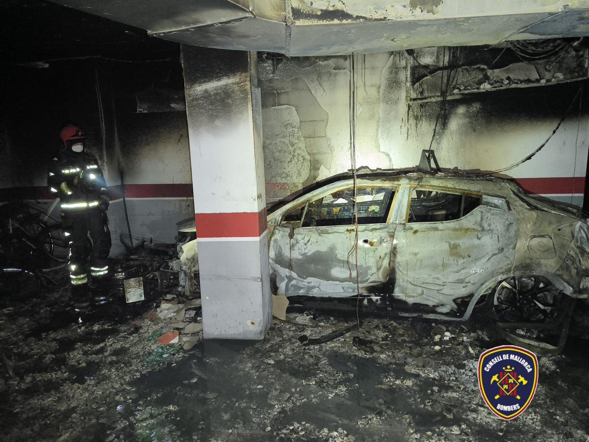 26 vecinos siguen sin poder volver a casa tras el incendio de Sa Coma 26 vecinos siguen sin poder volver a casa tras el incendio de Sa Coma