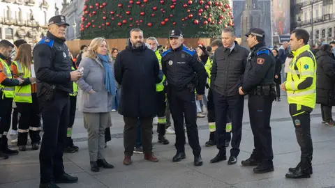 La vicealcaldesa Inma Sanz visita el dispositivo de seguridad en la Puerta del Sol La vicealcaldesa Inma Sanz visita el dispositivo de seguridad en la Puerta del Sol