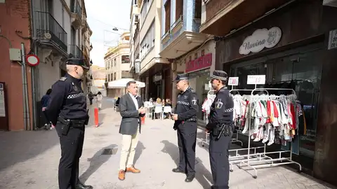 La Policía Local de Burriana y la Guardia Civil detienen a tres personas tras frustrar un robo con fuerza en un comercio. La Policía Local de Burriana y la Guardia Civil detienen a tres personas tras frustrar un robo con fuerza en un comercio.