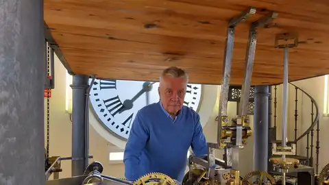 Campanadas limpias en la torre del reloj de la Puerta del Sol Campanadas limpias en la torre del reloj de la Puerta del Sol