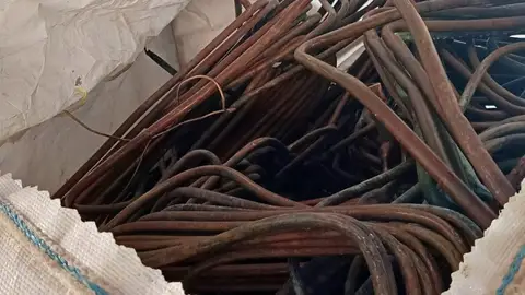 Detenidas tres personas e investigadas otras ocho por dos robos de 2.700 kilos de cobre en Lobón Detenidas tres personas e investigadas otras ocho por dos robos de 2.700 kilos de cobre en Lobón