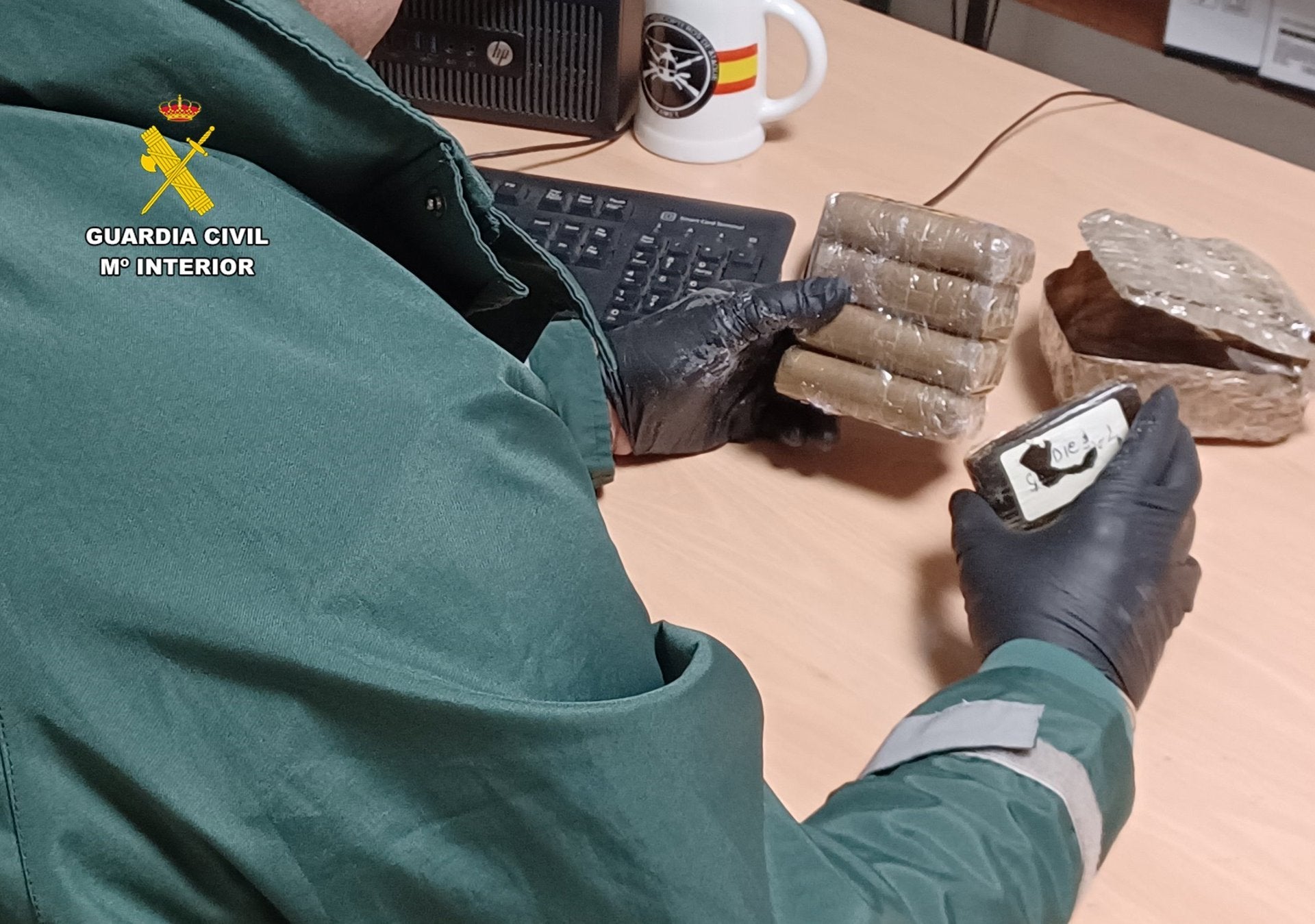 Descubren medio kilo de hachís en un coche cuando paran al conductor en un control en Fuenlabrada de los Montes Descubren medio kilo de hachís en un coche cuando paran al conductor en un control en Fuenlabrada de los Montes