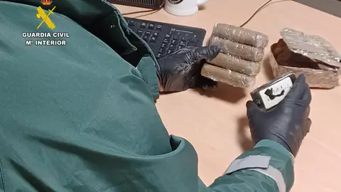 Descubren medio kilo de hachís en un coche cuando paran al conductor en un control en Fuenlabrada de los Montes Descubren medio kilo de hachís en un coche cuando paran al conductor en un control en Fuenlabrada de los Montes