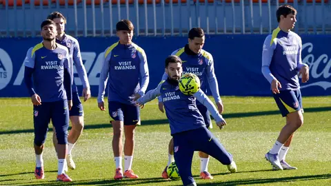 Los regresos de Baena y Giménez refuerzan al Atlético Los regresos de Baena y Giménez refuerzan al Atlético