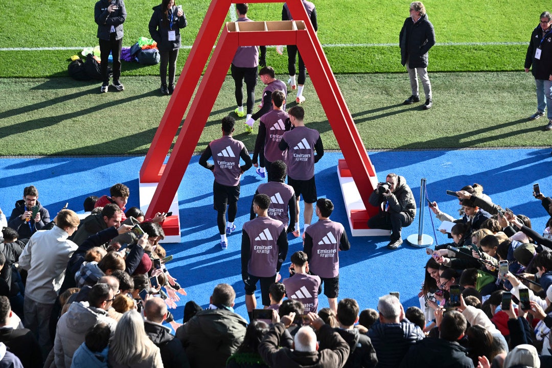 Baño de masas del Real Madrid en su entrenamiento en el Di Stéfano Baño de masas del Real Madrid en su entrenamiento en el Di Stéfano