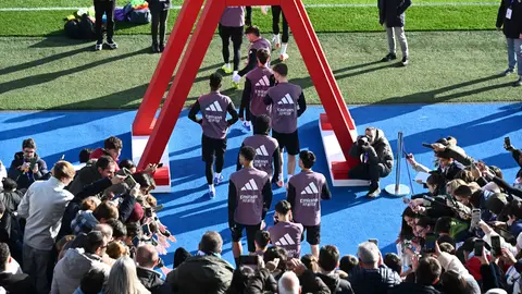 Baño de masas del Real Madrid en su entrenamiento en el Di Stéfano Baño de masas del Real Madrid en su entrenamiento en el Di Stéfano