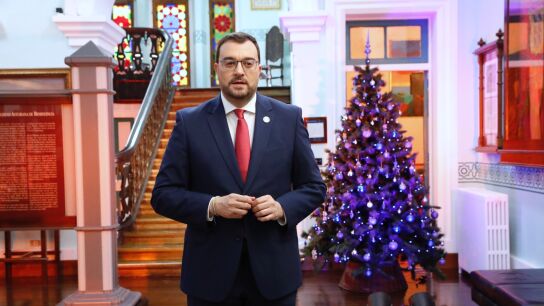 Adri&aacute;n Barb&oacute;n durante la grabaci&oacute;n de su mensaje de fin de a&ntilde;o en Colombres