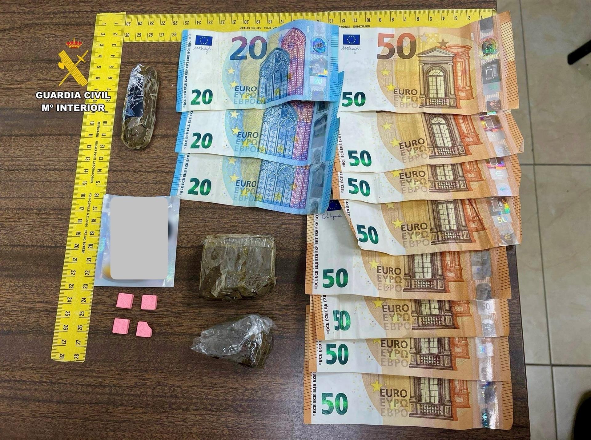 Tres detenidos en Cáceres por robo de un vehículo en Toledo y una de ellas también por tráfico de drogas Tres detenidos en Cáceres por robo de un vehículo en Toledo y una de ellas también por tráfico de drogas