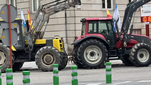 Os tractores seguirán en Ourense á espera de avances Os tractores seguirán en Ourense á espera de avances