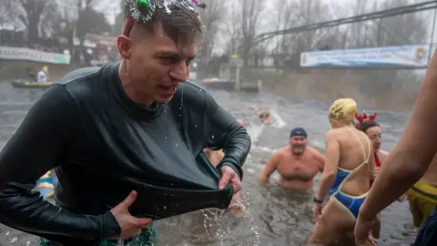 Decenas de personas han participado en el baño en el río Bullaque Decenas de personas han participado en el baño en el río Bullaque
