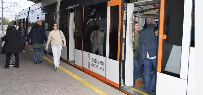 El TRAM d’Alacant refuerza la conexión nocturna entre Alicante y la Marina Baixa en Nochevieja El TRAM d’Alacant refuerza la conexión nocturna entre Alicante y la Marina Baixa en Nochevieja