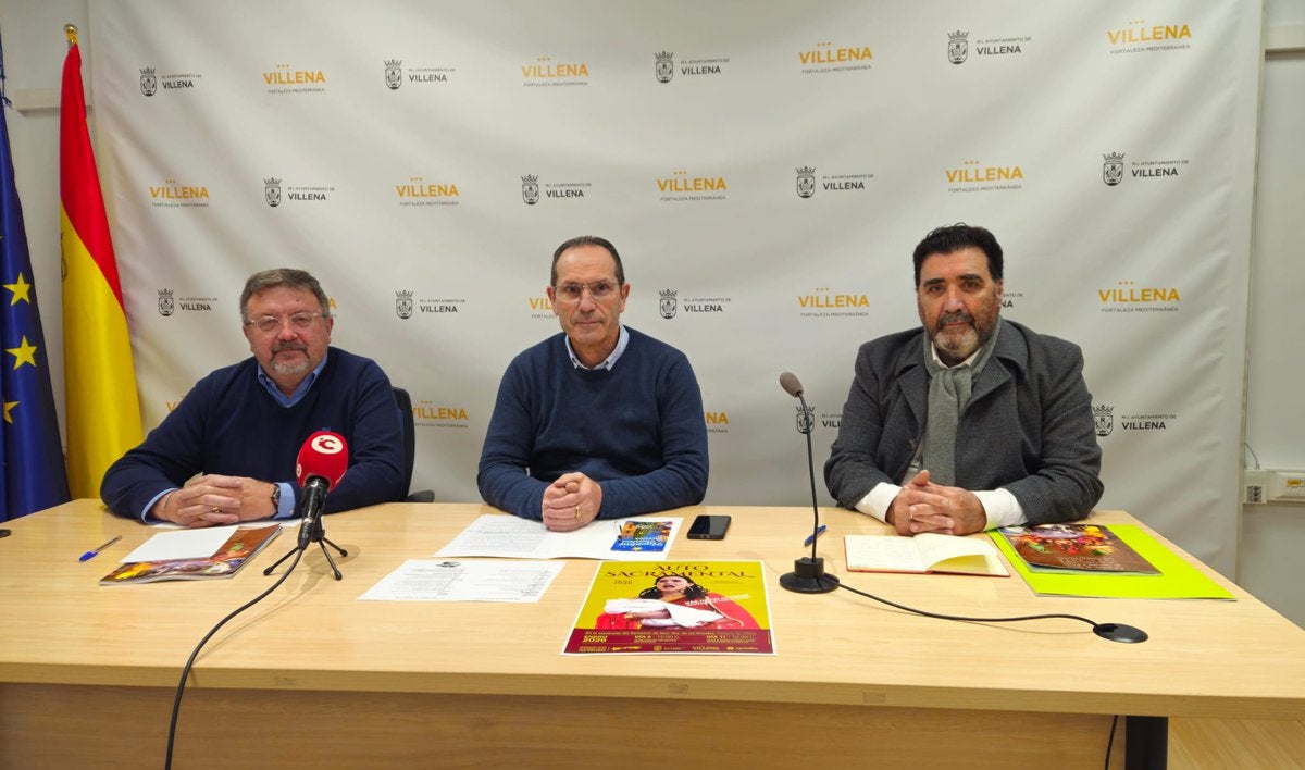 Villena, pendiente del cielo con la cabalgata en el horizonte Villena, pendiente del cielo con la cabalgata en el horizonte