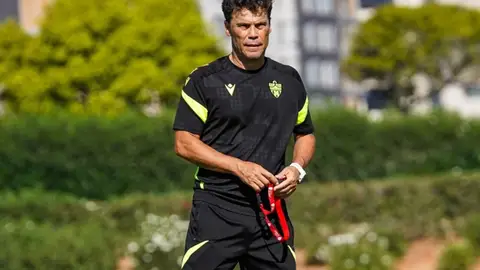 Rubi, entrenador de la UD Almería, en una sesión de entrenamiento. Rubi, entrenador de la UD Almería, en una sesión de entrenamiento.