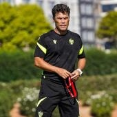 Rubi, entrenador de la UD Almería, en una sesión de entrenamiento.
