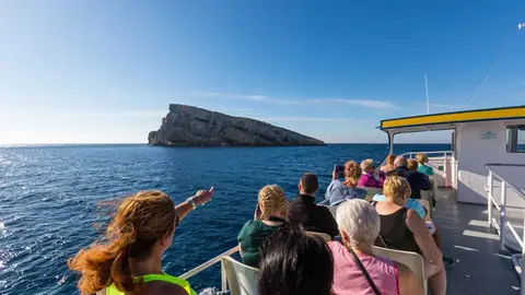 Archivo - Turistas con la isla de Benidorm al fondo - Archivo - Turistas con la isla de Benidorm al fondo -