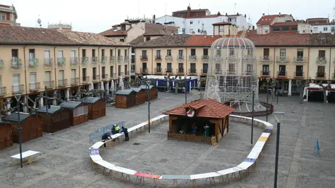 La Plaza Mayor acoge el reparto de 7.500 raciones de roscón .