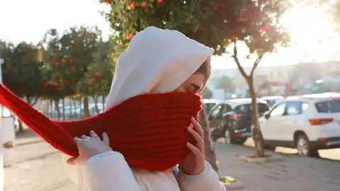 Archivo - Una persona se abriga para protegerse del frío - Archivo - Una persona se abriga para protegerse del frío -