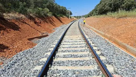 Adif ultima las obras de renovación del tramo Brazatortas-Guadalmez, con una inversión de 83 millones de euros. Adif ultima las obras de renovación del tramo Brazatortas-Guadalmez, con una inversión de 83 millones de euros.