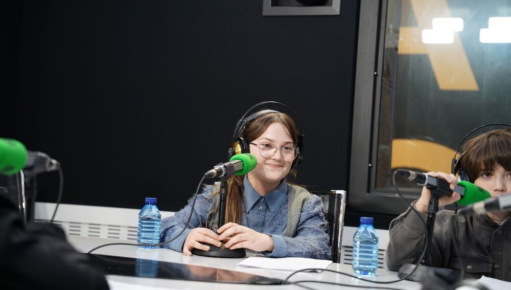 Los pequeños entrevistadores realizan sus cuestiones a la ministra Rego