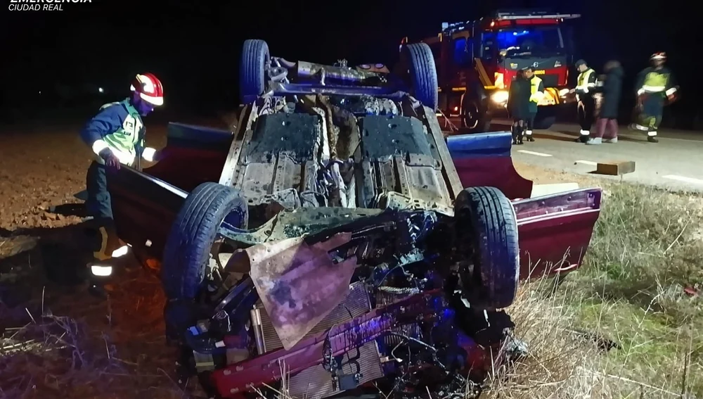 Los bomberos rescataron a una persona que quedó atrapada en el vehículo Los bomberos rescataron a una persona que quedó atrapada en el vehículo