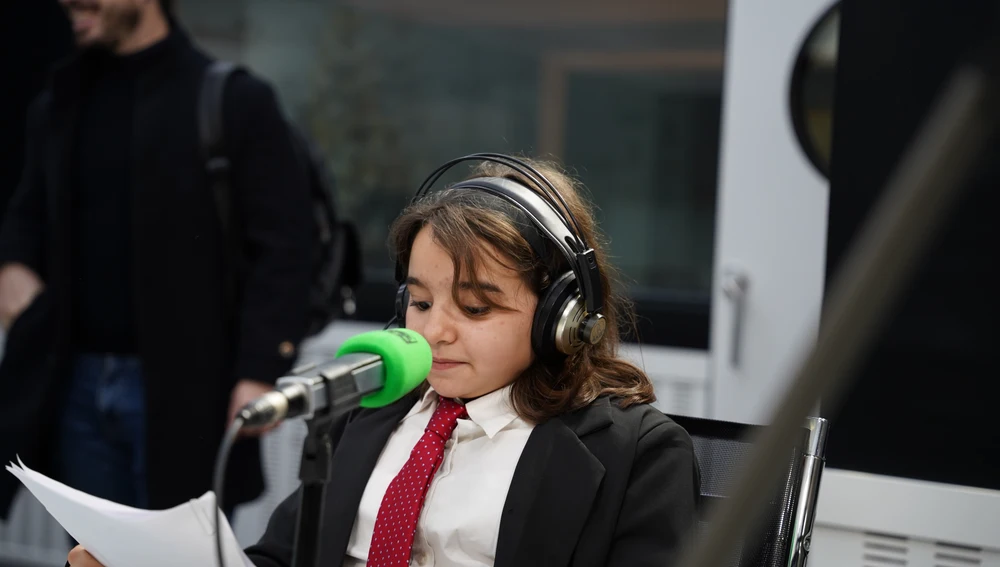 Una de las niñas durante la entrevista Una de las niñas durante la entrevista