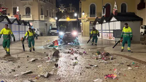Operarios del servicio de limpieza en Elche tras la celebración de Nochevieja en la Plaza de Baix. Operarios del servicio de limpieza en Elche tras la celebración de Nochevieja en la Plaza de Baix.