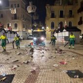 Operarios del servicio de limpieza en Elche tras la celebración de Nochevieja en la Plaza de Baix.