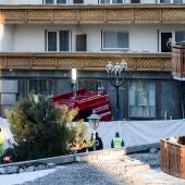 Vista del exterior del bar de Cras Montana que ardió en Nochevieja