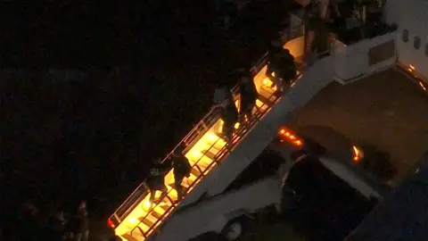 Maduro baja del avión Maduro baja del avión