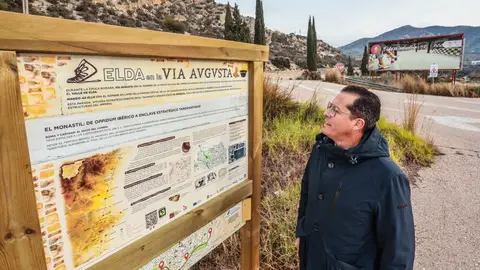 El alcalde de Elda junto a uno de los carteles informativos colocados en la Vía Augusta. El alcalde de Elda junto a uno de los carteles informativos colocados en la Vía Augusta.